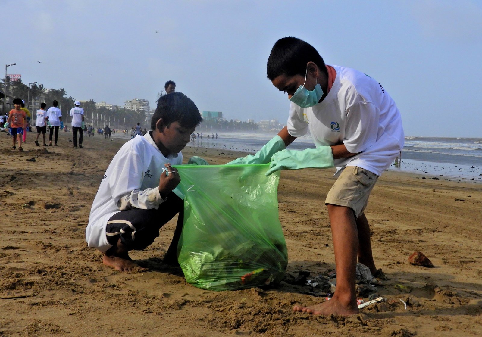Collecting plastic on the shore